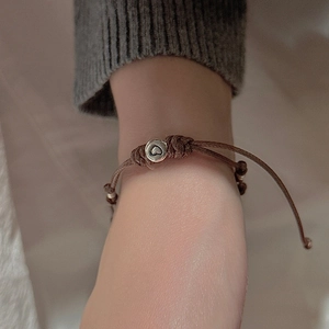 S925 Sterling Silber handgewebtes braunes Kordelarmband mit silbernem Herzperlenanhänger