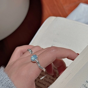S925 sterling silver ring set with aquamarine stone and hammered texture on female hand