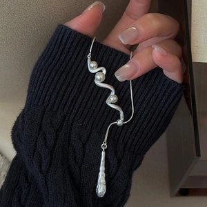 S925 sterling silver wavy pearl pendant necklace on black knit sweater for women