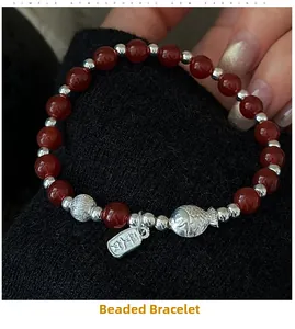 Détail du bracelet en argent S925 avec perles d'agate rouge et charmant poisson argenté