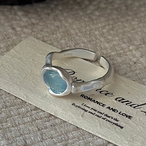 Vintage S925 sterling silver open ring featuring an oval blue aquamarine gemstone