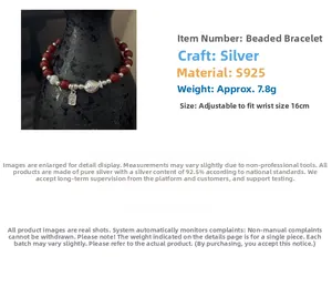 Détail du pendentif poisson en argent S925 et perles d'agate rouge sur le bracelet