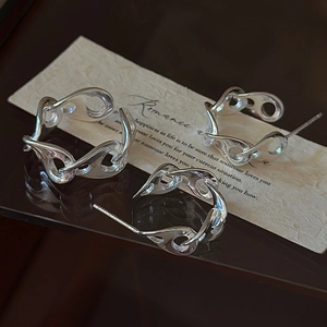 Minimalist S925 sterling silver chain link earrings with irregular wave texture