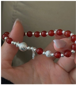 Détail du bracelet en perles d'argent S925 avec agate rouge et pendentif petit poisson