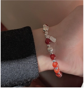 Vue détaillée du bracelet en argent S925 avec perles d'agate rouge et pendentif chat