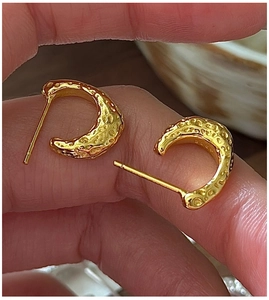 Macro de boucles d'oreilles C en argent S925 plaqué or avec texture de lave