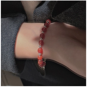 Détail du bracelet en perles d'agate rouge et argent S925 porté au poignet