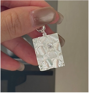 Detailed macro view of S925 sterling silver rectangular daisy flower pendant with zircon