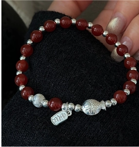 Détail de perles d'agate rouge avec breloque carpe koi en argent S925 et pendentif