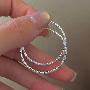 Orecchini a cerchio in argento sterling S925 con texture diamantata e finitura lucida