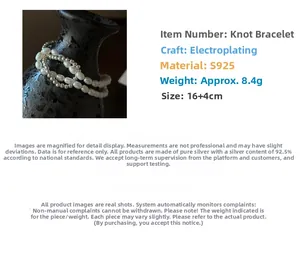 Gros plan du bracelet noué en argent S925 avec perles et billes d'argent plaquées