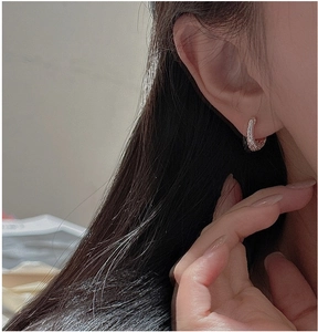Gros plan détaillé des créoles en argent sterling S925 avec texture martelée irrégulière