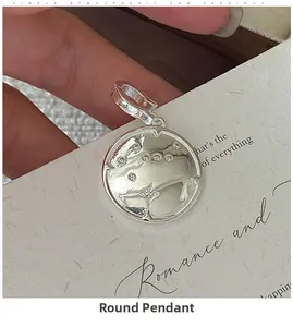 Gros plan du pendentif rond en argent S925 avec gravure de cochon et accents de zircon