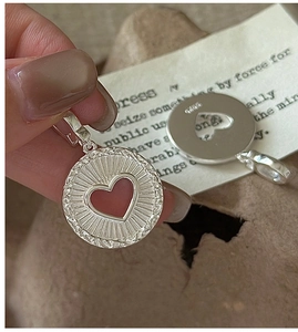 Détail du pendentif coeur en argent S925 avec texture soleil et poinçon de pureté S925