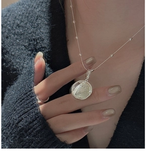 Vue détaillée du collier pendentif étoile en argent sterling S925 sur le cou