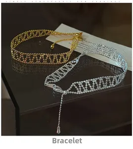 Detail von gewebten Mesh-Metallarmbändern in Gold und Silber mit kugelförmigen Anhängern