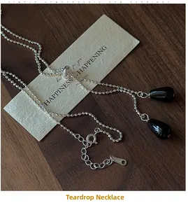 Vue détaillée du collier en Y en argent sterling S925 avec pendentifs goutte noire