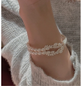 Détail du bracelet double épaisseur en argent S925 avec perles et nœud sur une manche