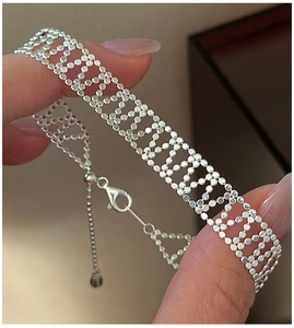 Makro-Detail von S925 Sterling Silber Mesh-Armband mit Karabiner und verstellbarer Kette