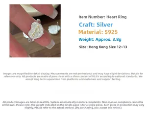 Dettaglio anello a cuore in argento S925 con incisione chance e design bicolore