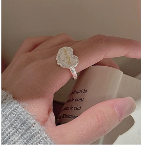 Dettaglio dell'anello a cuore in argento S925 con lettera in rilievo su fascia lucidata