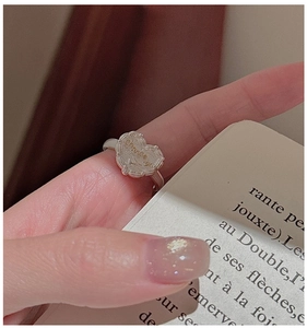 Dettaglio dell'anello cuore in argento S925 con incisione chanceux e bordo intrecciato