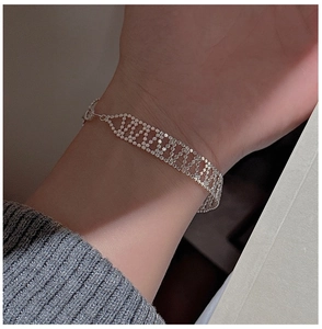 Detail eines gewebten Armbands aus S925 Sterlingsilber mit polierten flachen Perlen