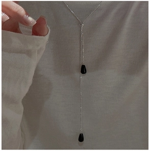 Détail du collier long en Y en argent S925 avec pendentifs en agate noire en forme de larme