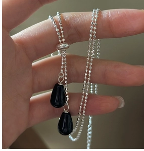 Détail de la chaîne réglable en argent S925 avec pendentifs goutte en agate noire