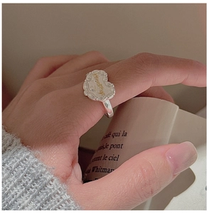 Dettaglio anello a cuore in argento S925 con incisione 'Change' oro e finitura bicolore