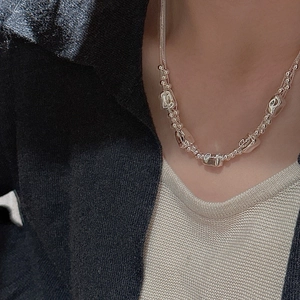Collier multicouche minimaliste en argent S925 avec pendentifs irréguliers style lave