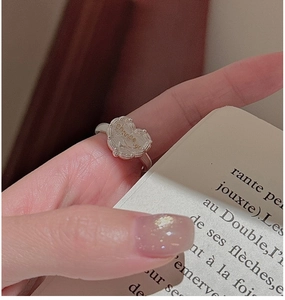 Dettaglio anello in argento S925 a forma di cuore con incisione chanceux sulla mano