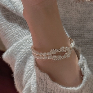 Bracelet double couche en argent et perles avec un style de design de noeud vintage épuré