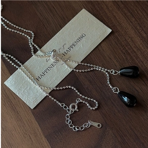 Détails de la chaîne à billes en argent S925 avec pendentifs goutte d'eau noirs