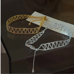 Detail von verstellbaren S925 Silber geflochtenen Perlenarmbändern in Gold und Silber