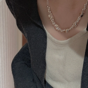 Détail du collier multi-rangs en argent S925 avec cubes géométriques sur modèle