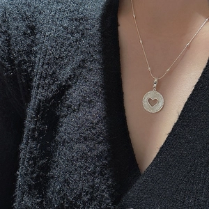 Collier en argent S925 avec pendentif disque cœur évidé et texture rayonnante soleil
