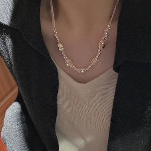 Vue détaillée d'un collier en argent multicouche avec blocs irréguliers sur modèle
