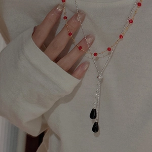 Collier en argent S925 avec perles rouges et pendentifs gouttes noires sur modèle