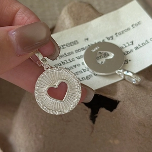 Pendentif cœur vintage en argent sterling S925 avec pierre rouge sur carte rétro