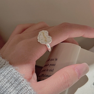 Anello a cuore in argento S925 con scritta dorata e texture vintage indossato dal modello