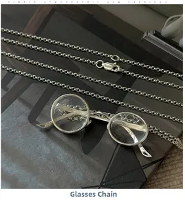 Détail du collier avec pendentif lunettes en argent S925 et chaîne en O sur fond noir