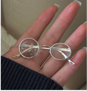 Gros plan du pendentif lunettes en argent S925 avec détails de chaîne et de monture