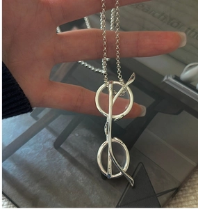 Détail macro du pendentif lunettes en argent sterling S925 montrant le poinçon réel