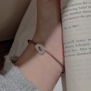 Bracelet tressé minimaliste en argent S925 avec pendentif pomme porté sur le poignet