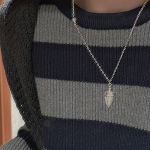 Halskette aus S925 Silber mit graviertem kegelförmigem Anhänger und farbigen Edelsteinen