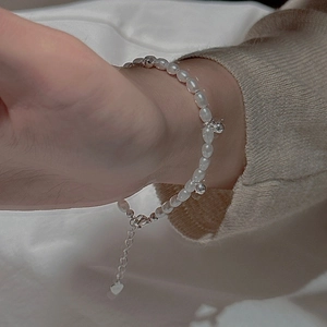 Elegant S925 silver pearl beaded bracelet with heart pendant on female wrist