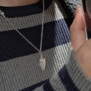 Nahaufnahme der S925 Sterling Silber Vintage-Halskette mit konischem Anhänger und roten Steinen