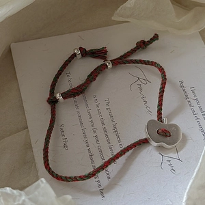 Bracelet pomme rétro en corde tressée rouge et verte avec des perles argentées