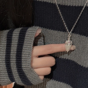 Minimalistischer S925 Sterling Silber Anhänger mit Filigranarbeit und roten Steinen